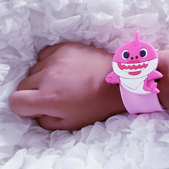 BUNDLE Baby Shark Bracelets & Key chains - Picture 6 of 7